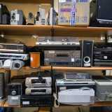 ...c'� la zona dei vecchi elettrodomestici. �Molti amano comprare televisori, radio e componenti stereo di decenni fa - illustra il proprietario -. Funzionano meglio e durano di pi� dei modelli nuovi�
